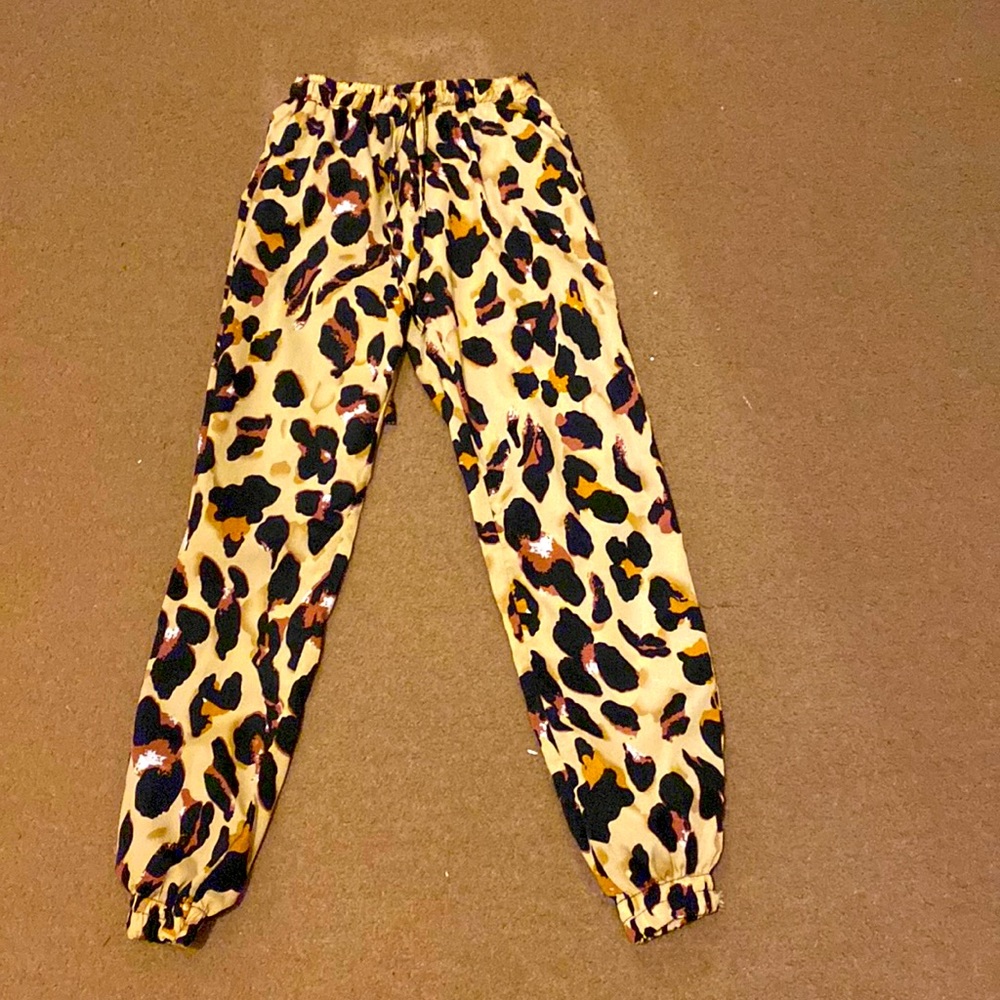 Super cute casual pants for girls. Leopard prints ankle pants. Very comfortable